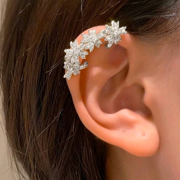 Jewelry - ✨3 FOR $28✨🆕️ SET OF TWO RHINESTONE FLORAL EAR CUFFS / CLIMBER- SILVER-T